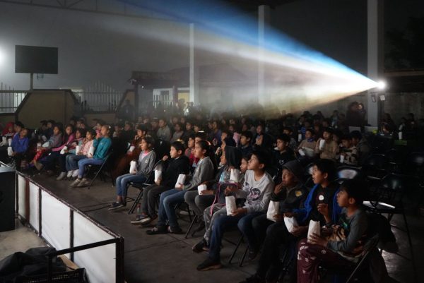 Acercan el cine a comunidad San Pablo, Acatlán