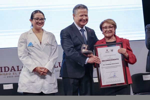 Reconoce Julio Menchaca la trayectoria y vocación del personal médico de Hidalgo